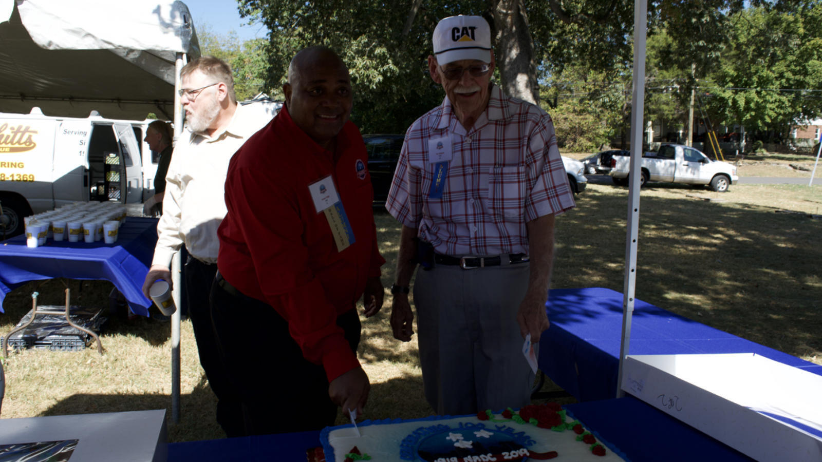 Alumni at the Nashville 100th Anniversary Event Cut the Cake.
